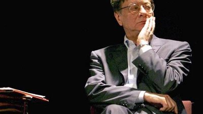 مدير دار الكتب بأبو ظبي يتذكر محمود درويش بقصيدة 