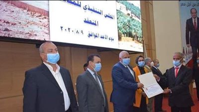 محافظ الوادي الجديد يكرم أوائل الثانوية العامة  ويمنح رحلة عمرة لوالدة طالبة