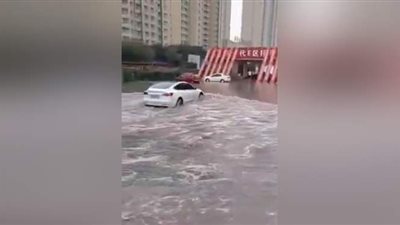 سائق تيسلا يخوض بسيارته الكهربائية في المياه