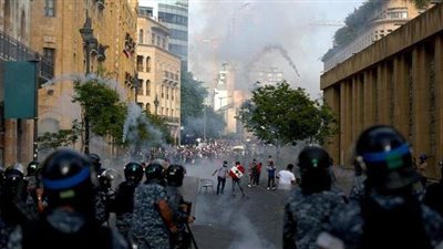 المتظاهرون يقتحمون مقر وزارة الأشغال والنقل اللبنانية