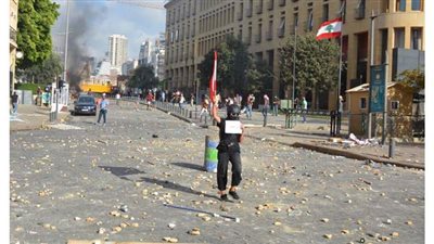 اندلاع حريق بمدخل ساحة البرلمان وسط بيروت | فيديو