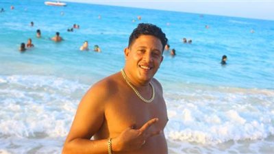 حمو بيكا يلتقط الصور التذكارية مع رواد أحد الشواطئ بالساحل الشمالي