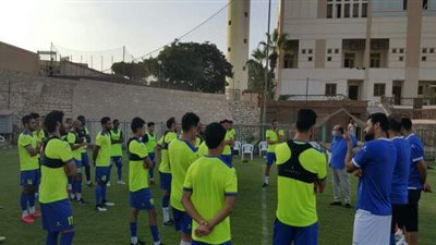 المشرف على الكرة بالمقاولون يجتمع مع اللاعبين استعدادا لسموحة