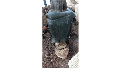 اكتشاف تمثال لأحد كهنة الإله حتحور بميت رهينة