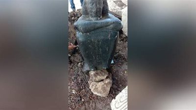 اكتشاف تمثال لأحد كهنة الإله حتحور بميت رهينة