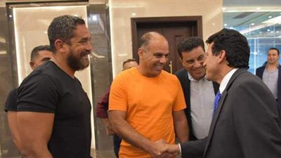 نقاش رياضي بين أشرف صبحي وأمير كرارة في إستاد القاهرة