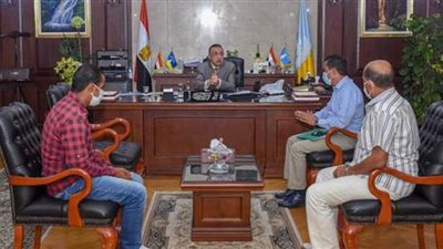 محافظ الإسكندرية يستقبل العامل المعتدى عليه أثناء إخلاء التجمعات بشاطئ النخيل