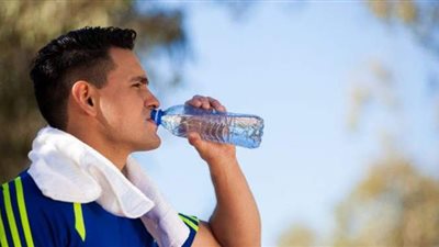 تفسير حلم شرب الماء في المنام وعلاقته بالشفاء من الأمراض وطول العمر