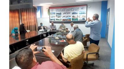 رئيس عمال أسيوط يجتمع مع قيادات ونقابي شركة أسيوط لتكرير البترول