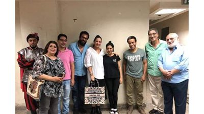 حنان مطاوع تشاهد مسرحية 