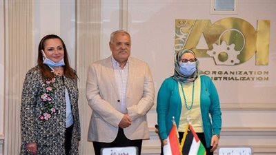 رئيس الهيئة العربية للتصنيع يشهد توقيع عقد تصنيع أجهزة التابلت واللاب توب