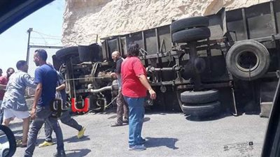 مصرع أمين شرطة وإصابة 8 مجندين إثر انقلاب سيارة أعلى المقطم | صور