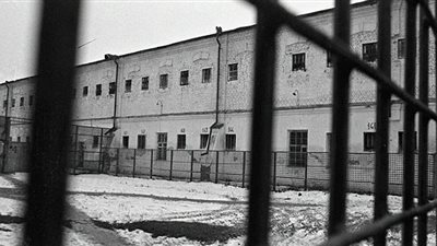 الشرطة الأوكرانية تعتقل سيدة حفرت نفقا لتهريب ابنها من السجن | فيديو