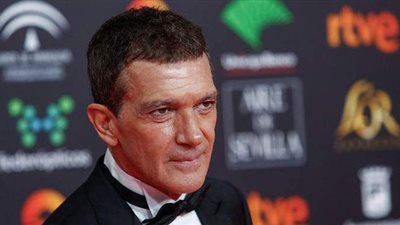 أنتونيو بانديراس يعلن إصابته بفيروس كورونا أثناء الاحتفال بعيد ميلاده