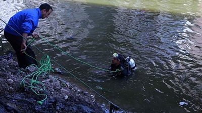 ألقياها في ترعة وثقَّلاها بـ