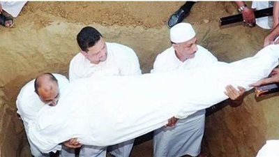 ما حكم الشرع فى تصوير الميت بعد وفاتة أو داخل قبرة؟... أزهري يجيب