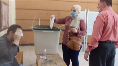 التزام الناخبين بارتداء الكمامات أثناء  التصويت في انتخابات الشيوخ بأسيوط