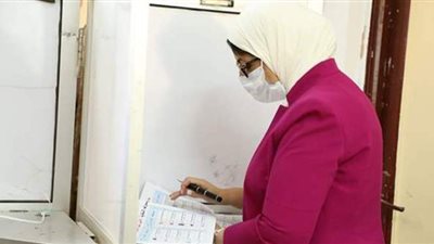 وزيرة الصحة تدلي بصوتها في انتخابات مجلس الشيوخ بمصر الجديدة