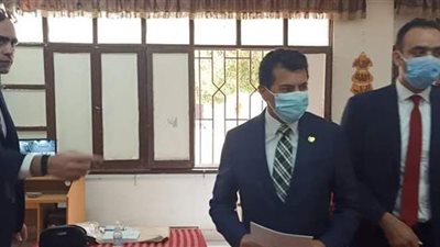 وزير الرياضة يدلي بصوته في انتخابات مجلس الشيوخ بالشروق