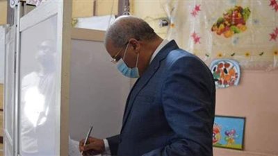 رئيس جامعة الأزهر يدلي بصوته في انتخابات مجلس الشيوخ