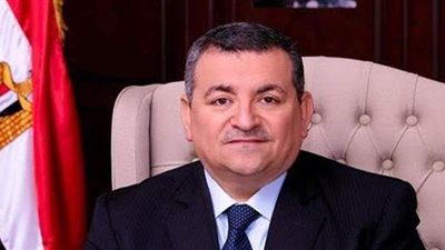 أسامة هيكل يدلي بصوته في انتخابات الشيوخ بالتجمع الخامس