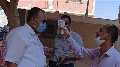 الكشف الحراري على المواطنين قبل الدخول للجان انتخابات الشيوخ بأسيوط  | صور
