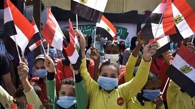 أطفال الدقي يرفعون أعلام مصر لتشجيع المواطنين على المشاركة في انتخابات الشيوخ | صور