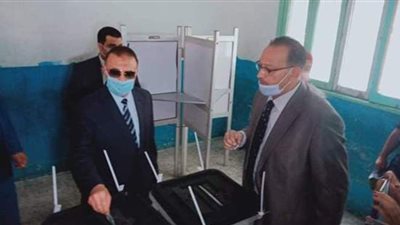 محافظ الإسكندرية يدلي بصوته  فى لجان انتخابات الشيوخ  | صور