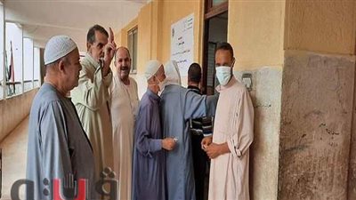 بعلامات النصر.. المواطنون يتوافدون علي لجان الاقتراع بالشرقية | صور