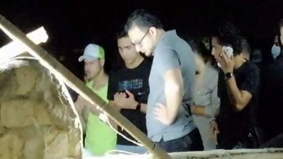 أصدقاء مصطفى حفناوي يلقون النظرات الأخيرة عليه قبل تشييع جثمانه| فيديو