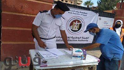 الشرطة توزع الكمامات أمام مقر لجنة أشتوم الجميل ببورسعيد | صور