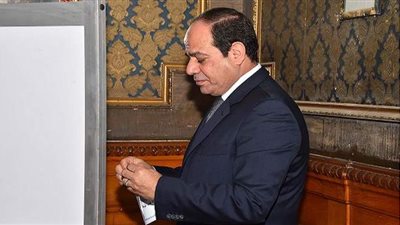 السيسي يطلق ضربة البداية في انتخابات الشيوخ.. يدلي بصوته في لجنة الرؤساء.. وتشديدات أمنية وكمامات وأدوات تطهير للناخبين
