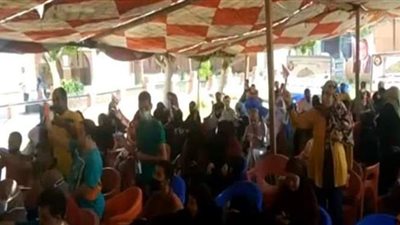 المشاهد الأولى في انتخابات الشيوخ.. توزيع كمامات لمواجهة فيروس كورونا.. استنفار أمني داخل وخارج اللجان.. وإقبال كثيف للسيدات