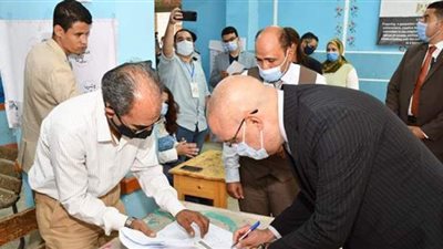 وزير الإسكان يُدلي بصوته في انتخابات الشيوخ بالمقطم