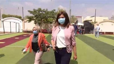 وزيرة الهجرة تدلي بصوتها بالمدرسة البريطانية بالرحاب حاملة علم مصر