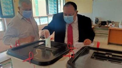 رئيس جامعة حلوان يدلي بصوته في انتخابات مجلس الشيوخ