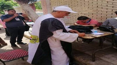 مواطن  يدلي بصوته  مرتديا جلباب بعلم مصر في بنها|  صور