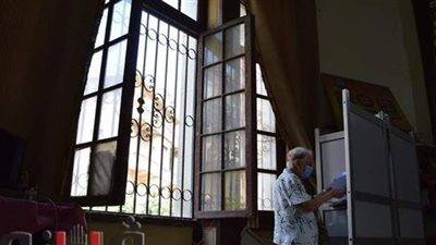 في زمن الكورونا.. أبرز مشاهد الساعات الأولى بانتخابات مجلس الشيوخ | فيديو وصور