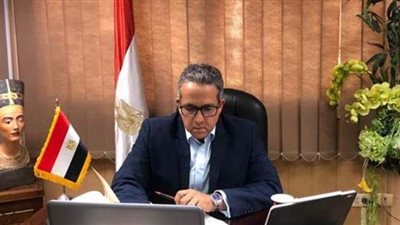 العناني يناقش مع  مسئولو أكبر شركة طيران في أوروبا سبل التعاون لدفع الحركة السياحية