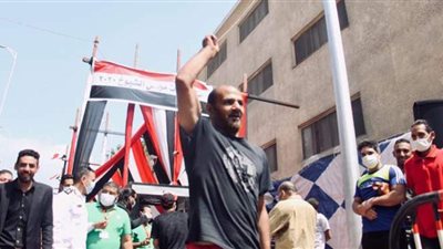 أربعيني يستعرض مهاراته برقصة بريك دانس أمام لجنة انتخابية بالمطرية | فيديو