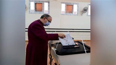 رئيس الكنيسة الأسقفية يدلي بصوته في انتخابات الشيوخ : يثري الحياة النيابية