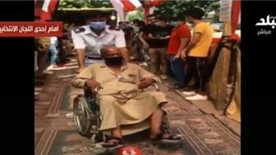مواطن يدلى بصوته فى انتخابات الشيوخ على كرسى متحرك بشبرا | فيديو