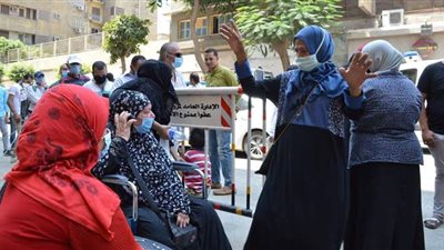 على الأنغام الوطنية.. وصلة رقص لمواطنة بانتخابات مجلس الشيوخ | فيديو وصور