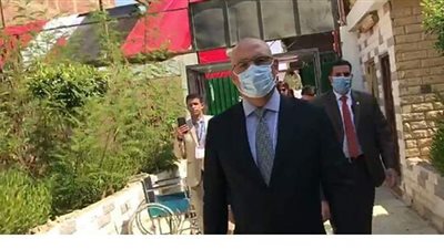 وزير الإسكان يدلى بصوته بانتخابات الشيوخ بمدرسة المقطم للغات | فيديو