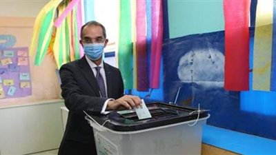 وزير الاتصالات يدلي بصوته في انتخابات مجلس الشيوخ