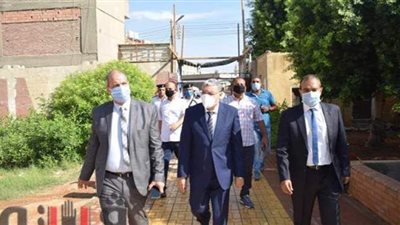 محافظ المنيا يتفقد  لجان الانتخابات  ويدعو المواطنين للمشاركة | صور
