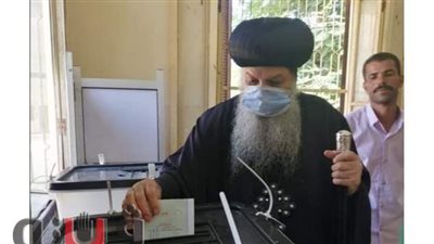 أسقف مغاغة يدلى بصوته فى انتخابات مجلس الشيوخ بالمنيا