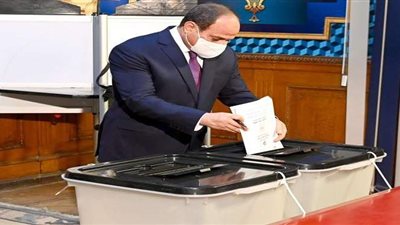 لحظة إدلاء الرئيس السيسي بصوته في انتخابات مجلس الشيوخ.فيديو
