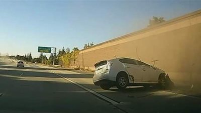 سائق غاضب يتسبب بحادث خطير لسيارتين ويلوذ بالفرار