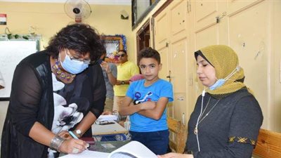 وزيرة الثقافة تدلى بصوتها في انتخابات الشيوخ بالشيخ زايد